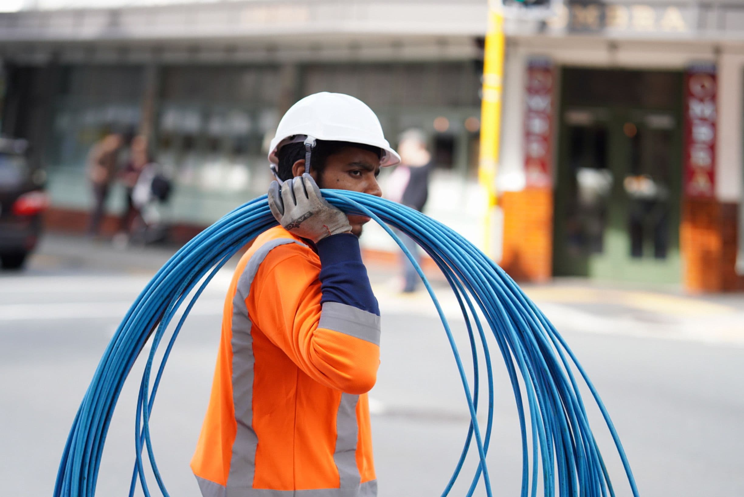 Instalación de fibra óptica en tendido aéreo